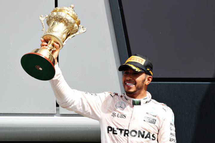 Hamilton storms to British Grand Prix victory