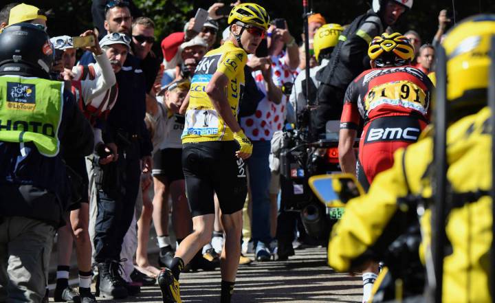 Froome crash leaves yellow jersey holder running