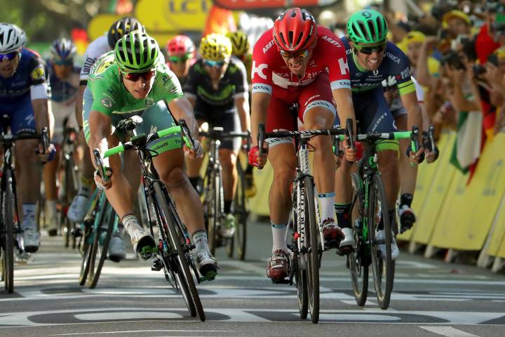 Sagan claims third Tour de France stage win by a nose