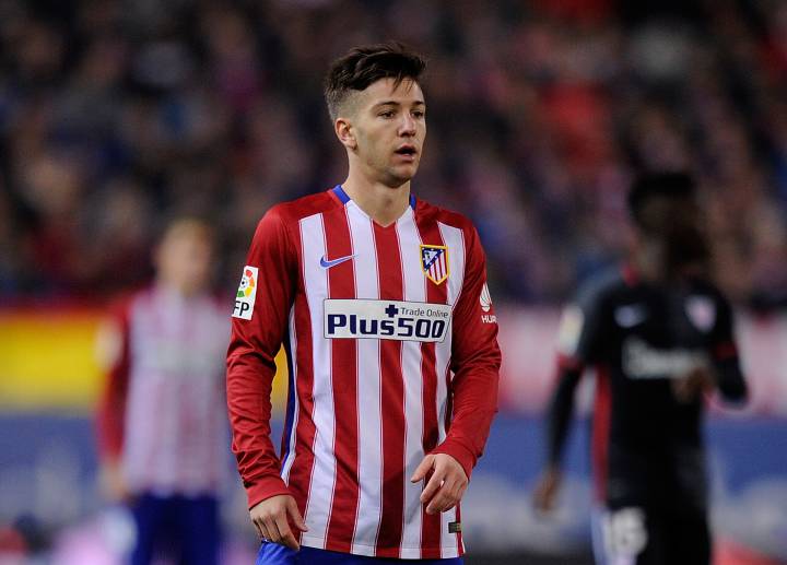 Sevilla close Luciano Vietto one season loan deal
