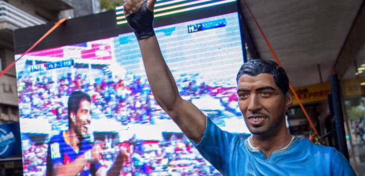 Suárez statue unveiled