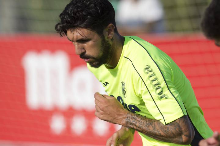 Roberto Soriano completes 5-year switch to Villarreal