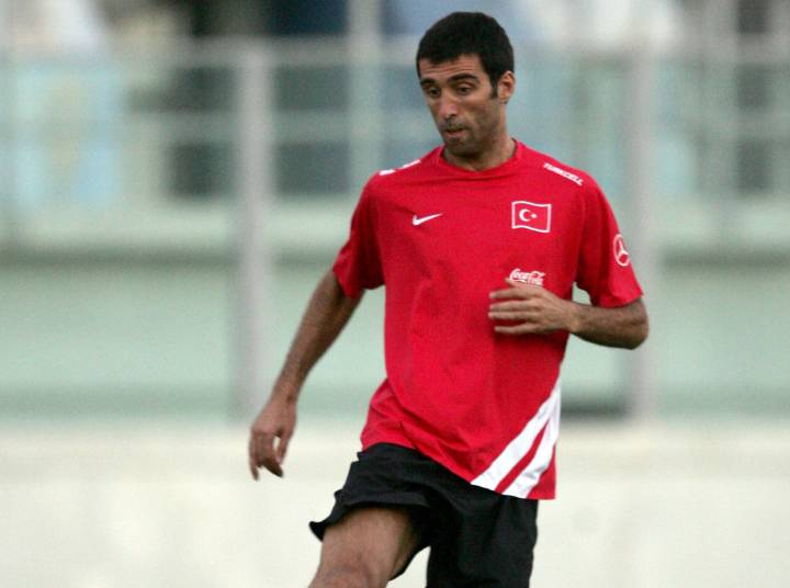 Turkey issues arrest warrant for Hakan Sükür
