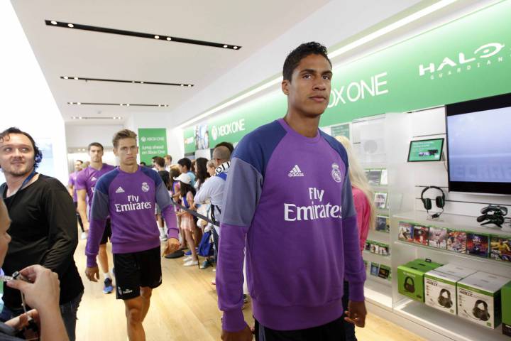 Mourinho debe dar salida a diez de sus jugadores si quiere fichar a Varane.