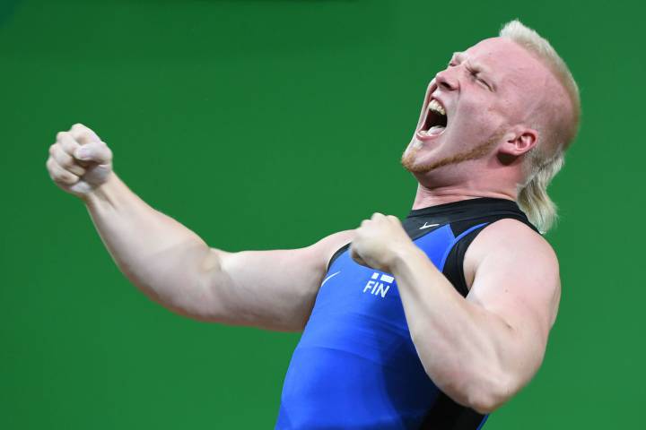 Mullet-haired weightlifter suffers blackout, then falls off stage