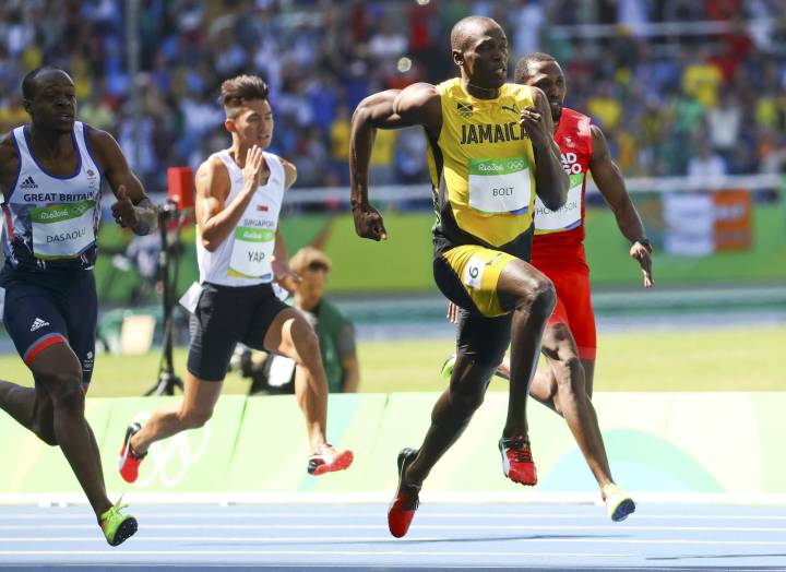 "Sluggish" Bolt blames early start for 100m Olympic stroll