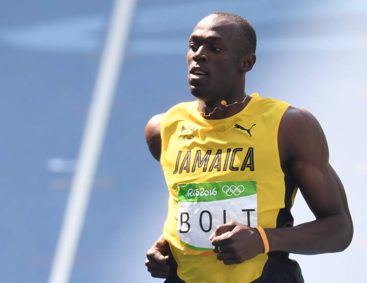 Bolt safely through 200m heats