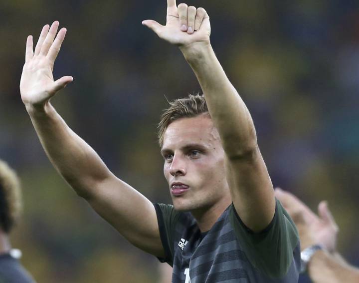 Robert Bauer apologises for 7-1 dig after Olympic defeat