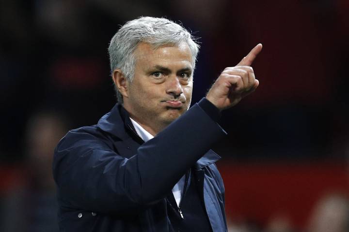 Mou: "Schweinsteiger unlikely to play for United this season"