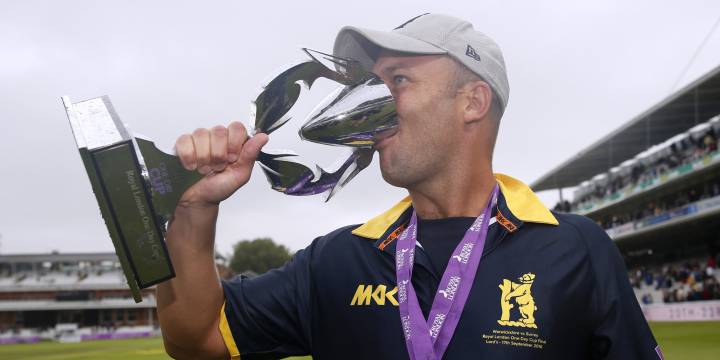 Warwickshire crush Surrey at Lords