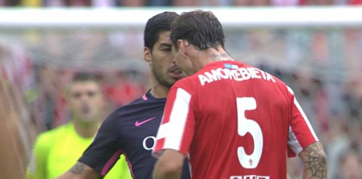Luis Suárez kicks out at Amorebieta off the ball