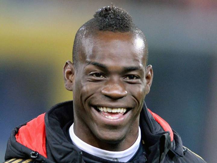 Toilet humour! Balotelli presented with bidet by Italian comics