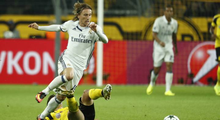 Guerreiro should have been sent off for foul on Luka Modric