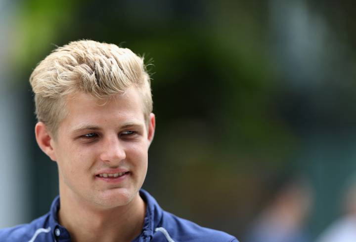 F1 Suaber driver Ericsson cycles into large chicken in Thailand