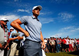 Stenson inconvenienced as shot goes down the toilet