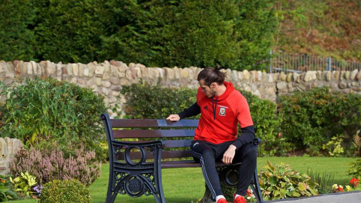 Gareth Bale and Wales squad remember Aberfan victims