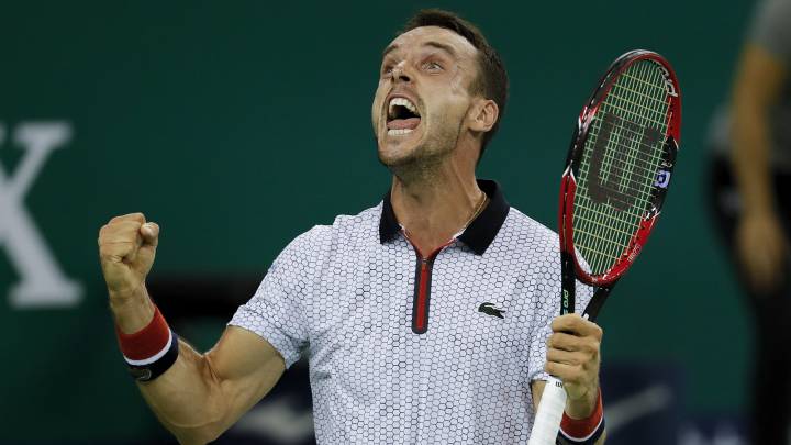 Djokovic stunned by Spaniard Bautista Agut in Shanghai semis
