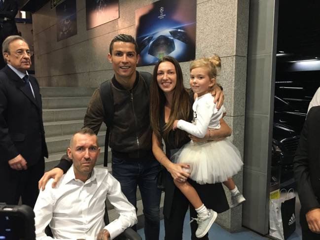 Fernando Ricksen along with Cristiano Ronaldo