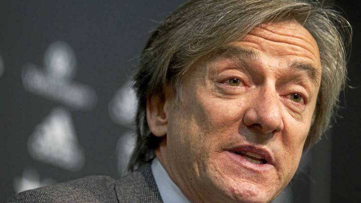 Valencia director blames "disgraceful" referee after Barça loss
