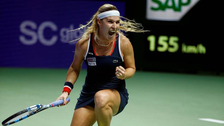 Cibulkova knocks Halep out of WTA Finals in Singapore