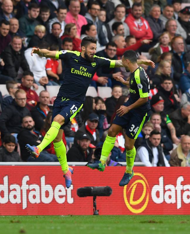Olivier Giroud and Francis Coquelin jumping for joy