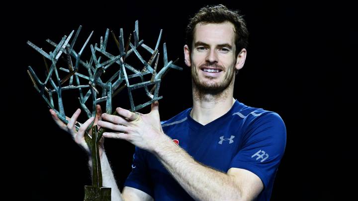 Andy Murray of Great Britain poses with 'Tree of Fanti' Trophy