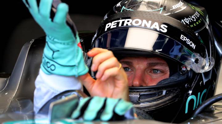 Rosberg reacciona ante Hamilton antes de la lucha por la pole.