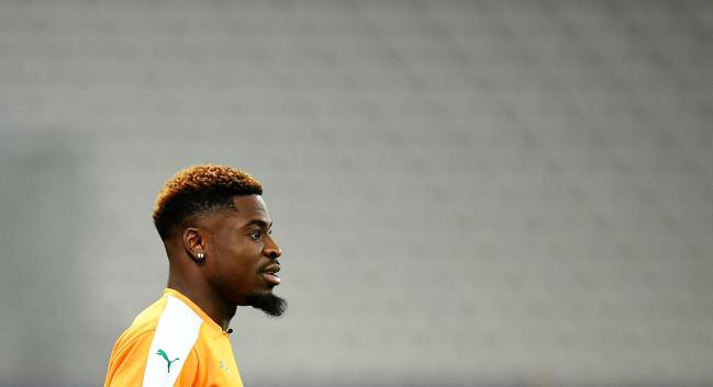 Ivory coast's defender Serge Aurier arrives for a training session at the Bollaert stadium in Lens