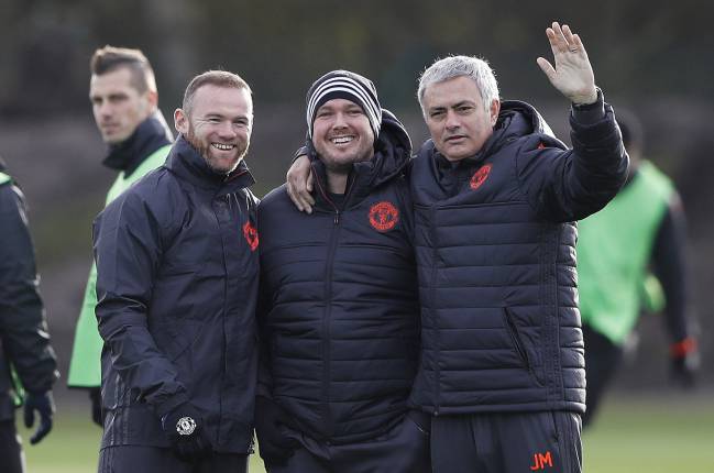 Manchester United's Wayne Rooney, Sports therapist Rod Thornley and manager Jose Mourinho