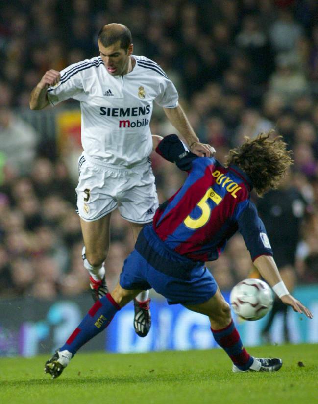 Zinedine Zidane attempts to go around Carles Puyol during El Clásico in 2003.