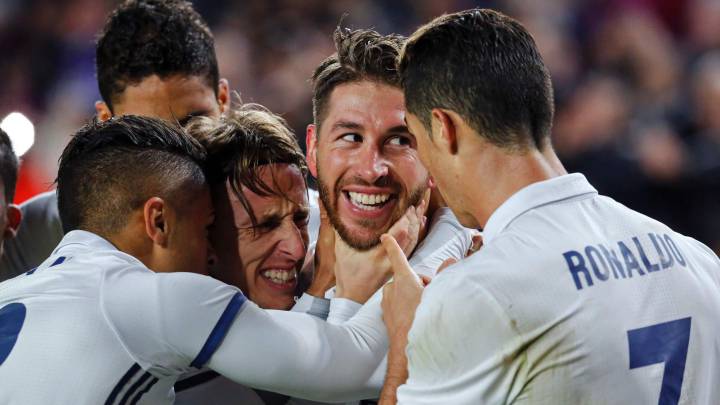 Real Madrid's defender Sergio Ramos celebrates with Real Madrid's Croatian midfielder Luka Modric and teammates