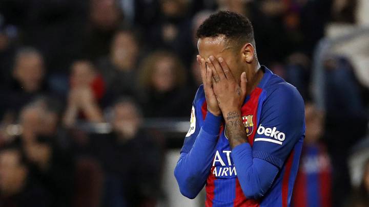 Barcelona play down Neymar injury fears