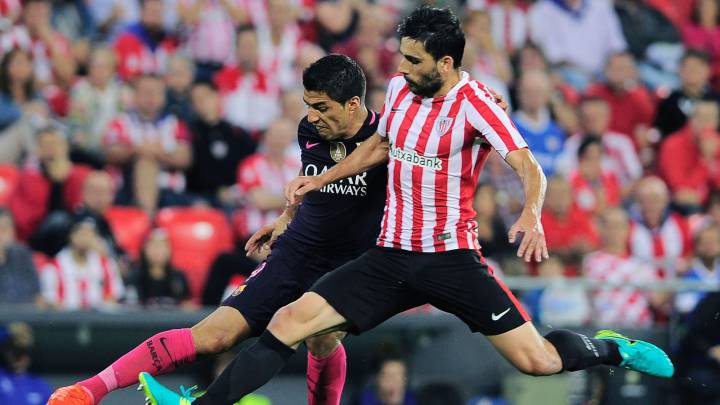 Barcelona's Uruguayan forward Luis Suarez vies with Athletic Bilbao's forward Eneko Boveda