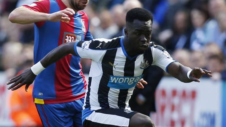 Crystal Palace's James McArthur in action with Newcastle's Cheick Tiote