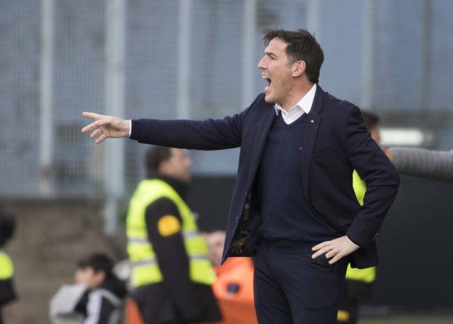 Berizzo issues instructions during a Celta Vigo game