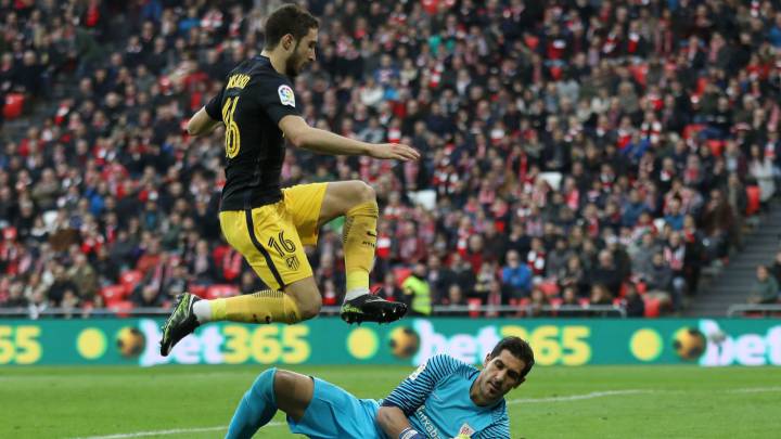 Atletico Madrid's Croatian defender Sime Vrsaljko vies with Athletic Bilbao's goalkeeper Gorka Iraizoz