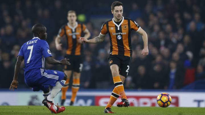Hull City's Ryan Mason in action with Chelsea's N'Golo Kante