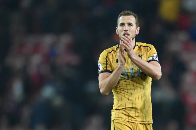 Harry Kane of Tottenham Hotspur applauds after the scoreless draw in the Premier League match between Sunderland and Tottenham Hotspur