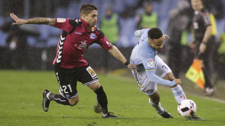 Celta Vigo's Theo Bongonda and Alaves' Kiko Femenia in action.