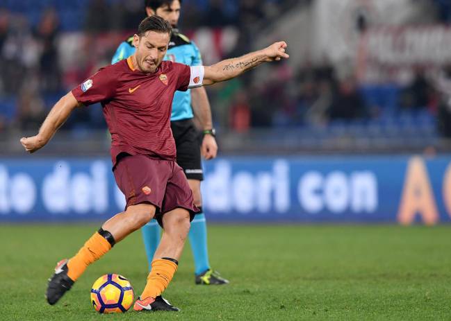 Totti scores the penalty that would givew Roma a very lat 2-1 win.