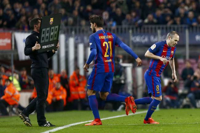 Andre Gomes makes way for Andres Iniesta during the Leganés game.