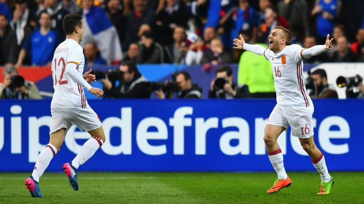 Gerard Deulofeu of Spain celebrates scoring his team's second goal with Ander Herrera during the International Friendly match between France and Spain