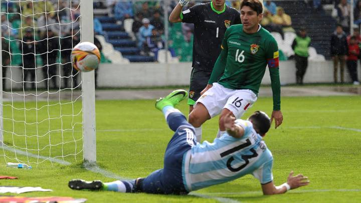 Argentina's Ramiro Funes Mori vies for the ball with Bolivia's defender Ronald Raldes during their 2018 FIFA World Cup qualifier
