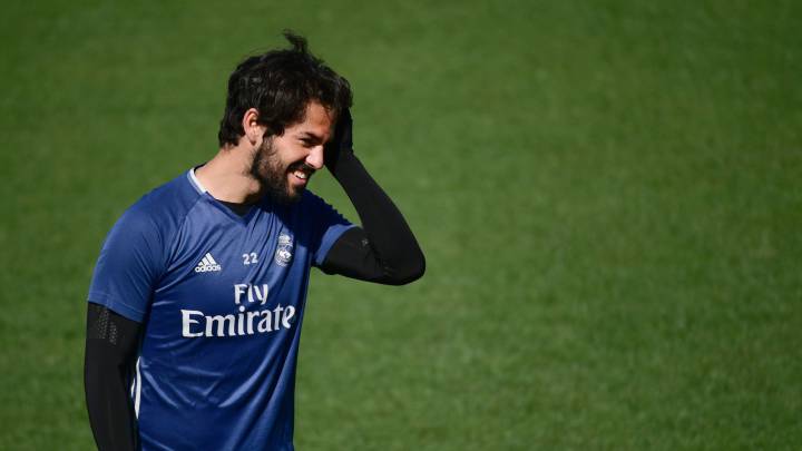 Zinedine Zidane opts for Isco to play alongside Ronaldo and Benzema in a front three against Atlético, while Ramos and Varane start together at the back.