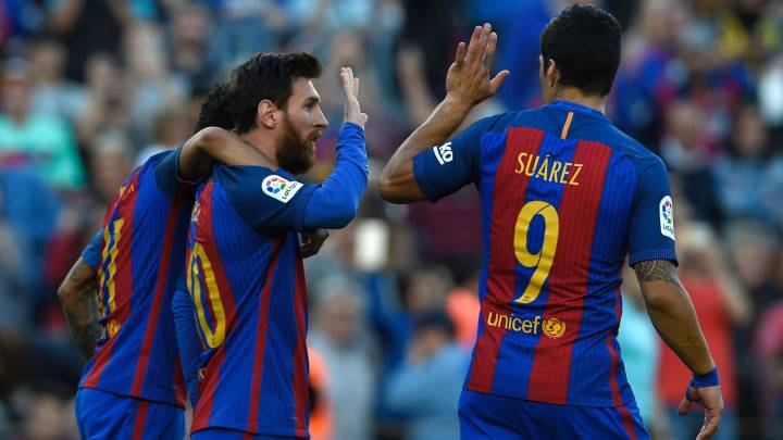 Barcelona's Argentinian forward Lionel Messi (C) celebrates a goal with Barcelona's Uruguayan forward Luis Suarez (R) and Barcelona's Brazilian forward Neymar