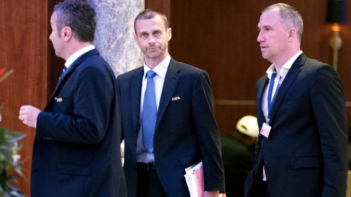 Aleksander Ceferin (C) President of the UEFA leaves following a meeting of the FIFA council in Manama