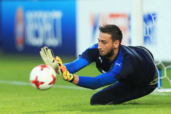 Gianluigi Donnarumma warming up.