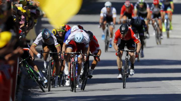 Sagan kicked out of 2017 Tour after Cavendish elbow