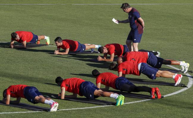 Sevilla's new coach, Eduardo Berizzo, getting his team prepared.