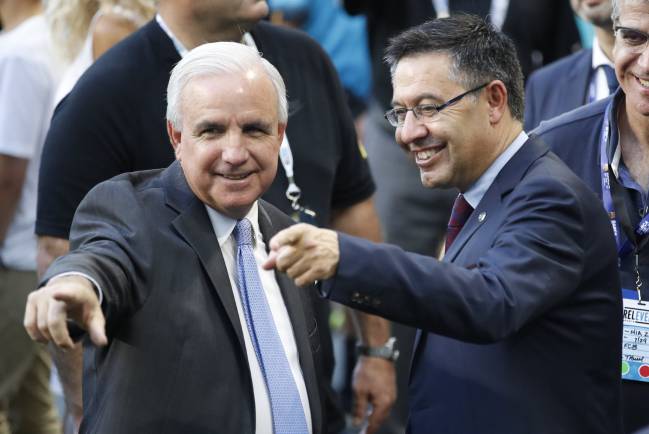 Bartomeu speaks with Miami mayor, Dade Carlos Giménez.